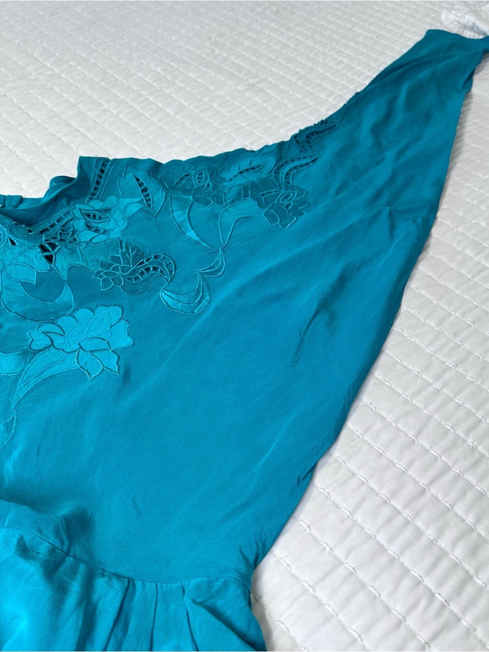 Vintage 80s 100% Silk Green Long-Sleeve Embroidered Waist Pleat Cutout BackDress - Picture 13 of 16